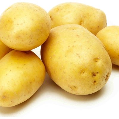 varias-patatas-del-tipo-monalisa-en-un-fondo-blanco